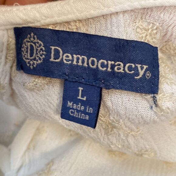 Democracy Top with Tan Embroidered Design V-neckline Flutter Sleeves Size large - Picture 6 of 7